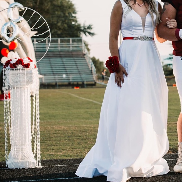 White prom/hocoming dress - Picture 2 of 4